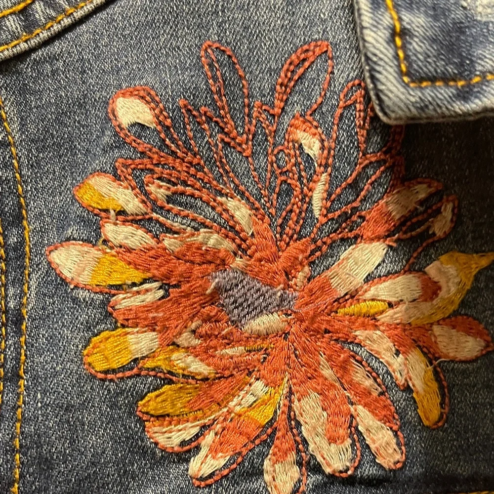 Max Jeans Blue Distressed Stretchy Denim Jacket with Floral Embroidery - Picture 8 of 13